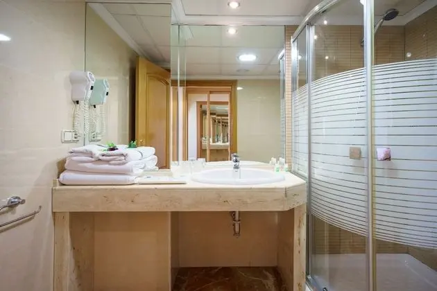 Tek Büyük Yataklı Oda, Teras, Kısmi Deniz Manzaralı (2 adults + 1 child)