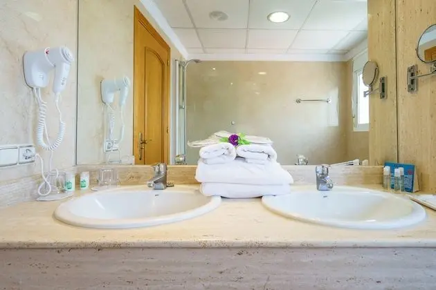 Tek Büyük Yataklı Oda, Teras, Kısmi Deniz Manzaralı (2 adults + 1 child)