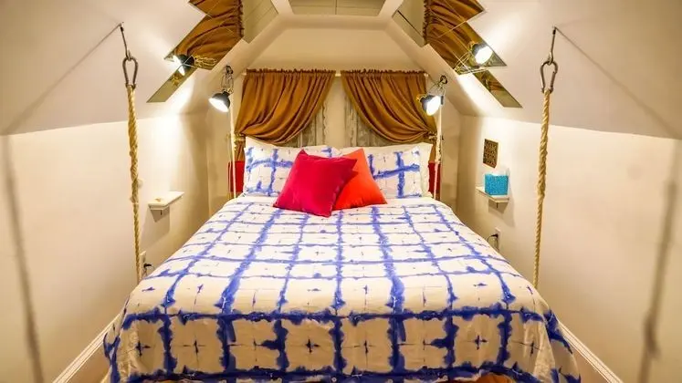 The Love Shack with Swinging bed