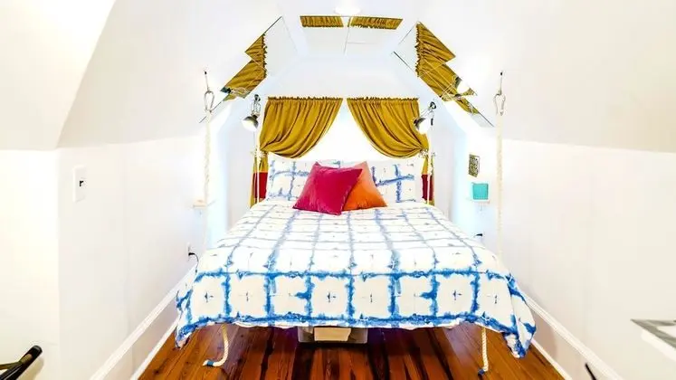 The Love Shack with Swinging bed