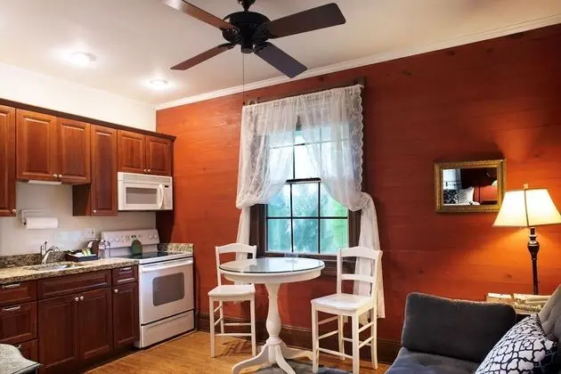 Island City House Queen Suite w/ Porch