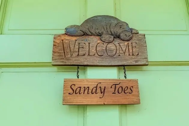 Daire (Island Dreams Sandy Toes #1)