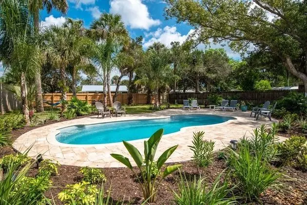 Ev (The Island Oasis)