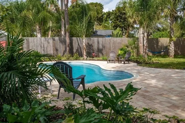 Ev (The Island Oasis)