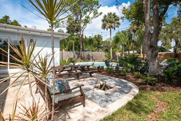 Ev (The Island Oasis)