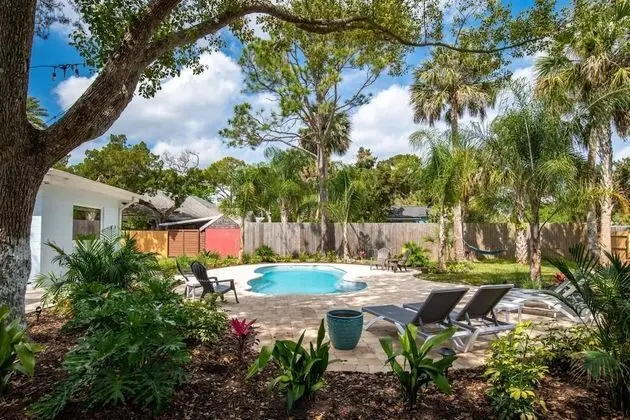 Ev (The Island Oasis)