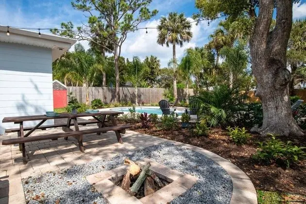 Ev (The Island Oasis)