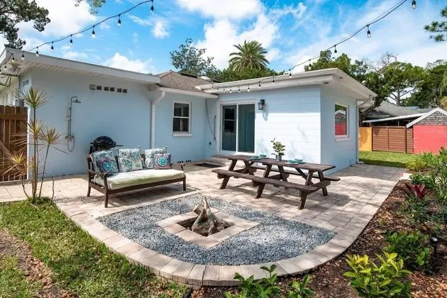Ev (The Island Oasis)