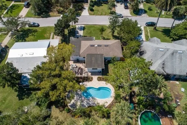 Ev (The Island Oasis)