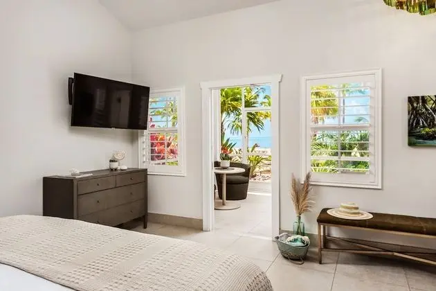 JR. Studio Suite, 1 King Bed, Oceanfront
