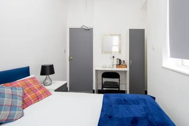 Tek Büyük Yataklı Oda, Ortak Banyo