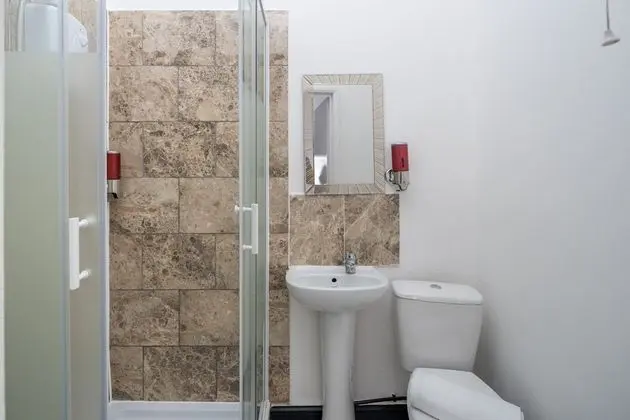 Tek Büyük Yataklı Oda, Ortak Banyo