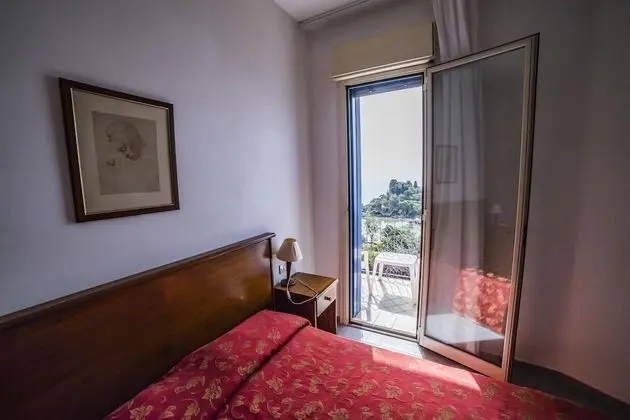 Standard Üç Kişilik Oda, Deniz Manzaralı