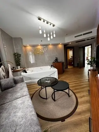 Jakuzili Suite