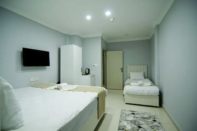 (C) Economy Triple Room