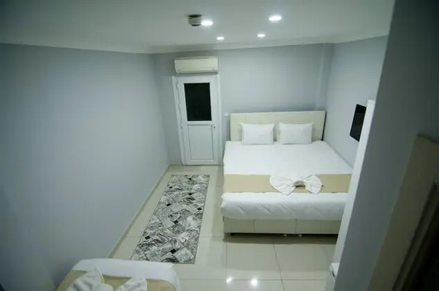 (C) Economy Triple Room