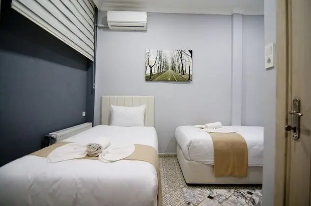 (C) Economy Triple Room