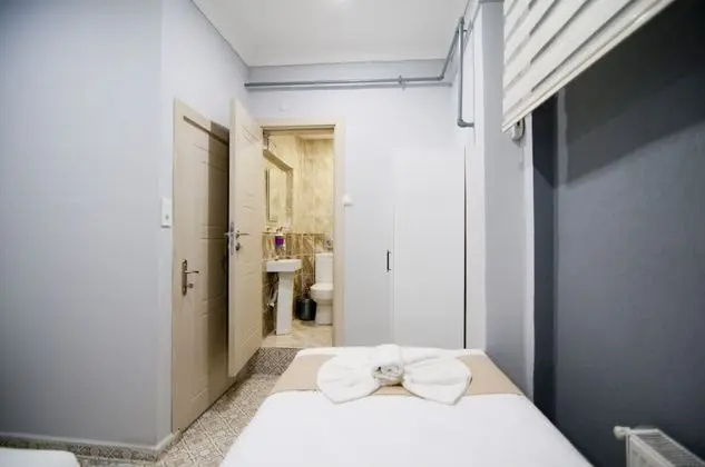 (C) Economy Triple Room