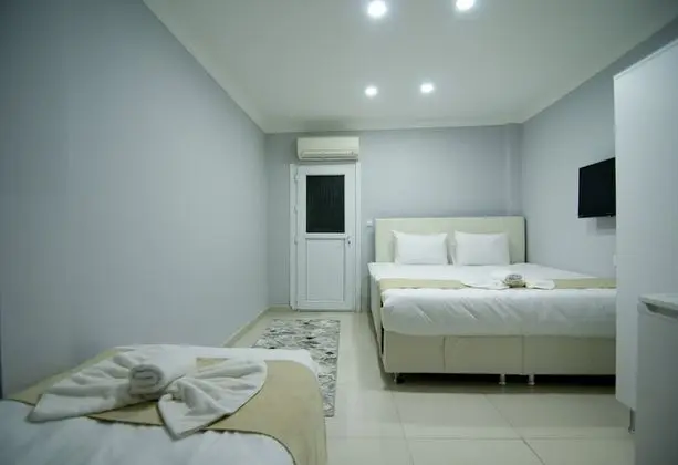 (C) Economy Triple Room