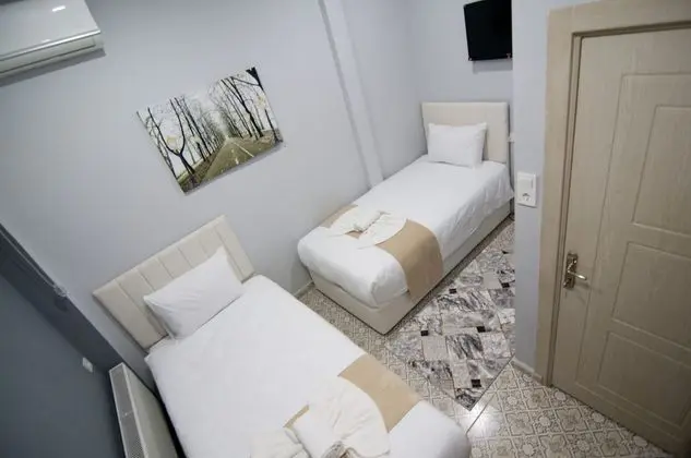 (C) Economy Triple Room
