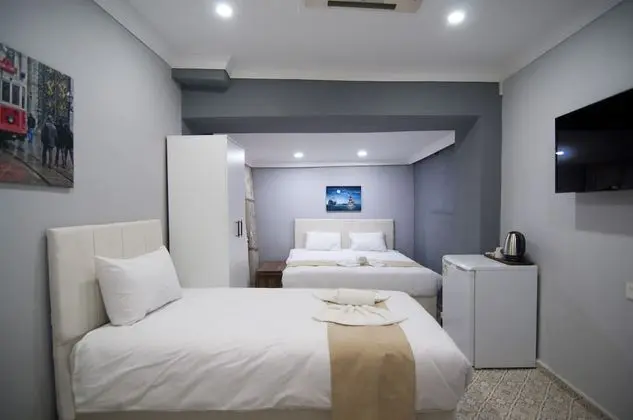 (C) Economy Triple Room