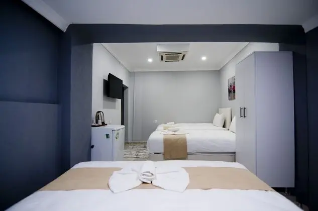 (C) Economy Triple Room