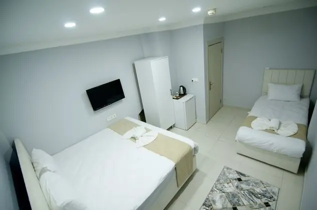 (C) Economy Triple Room