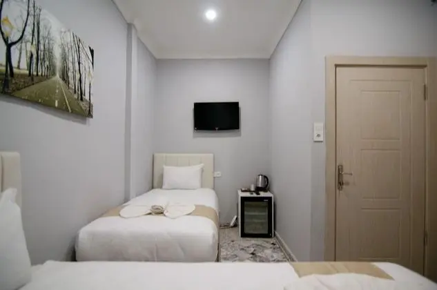 (C) Economy Triple Room