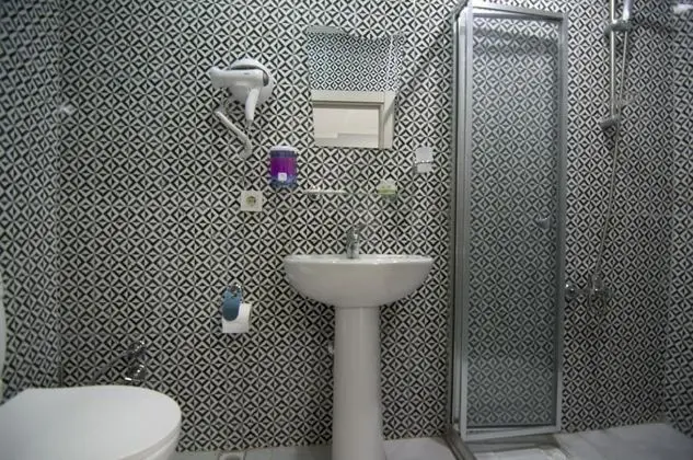 (C) Economy Triple Room