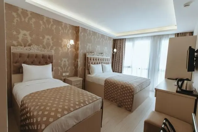 Triple, Sokak Manzaralı