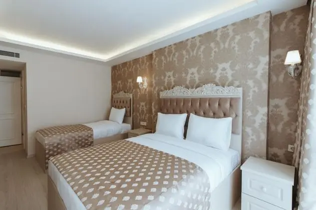 Triple, Sokak Manzaralı