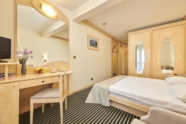Classic room with balcony, sea side