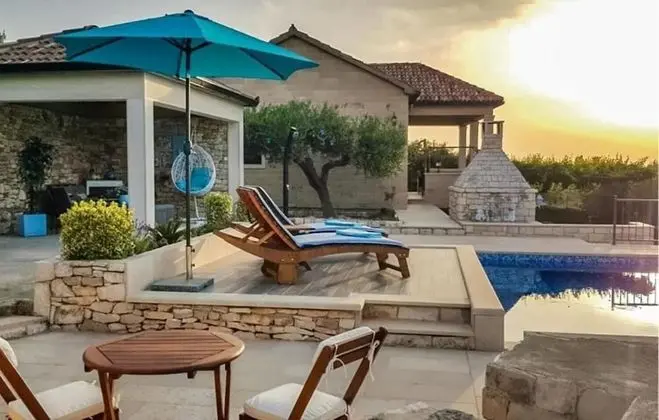 Ev (Ita - with pool and view - H(4+1))