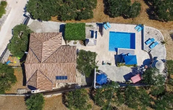 Ev (Ita - with pool and view - H(4+1))