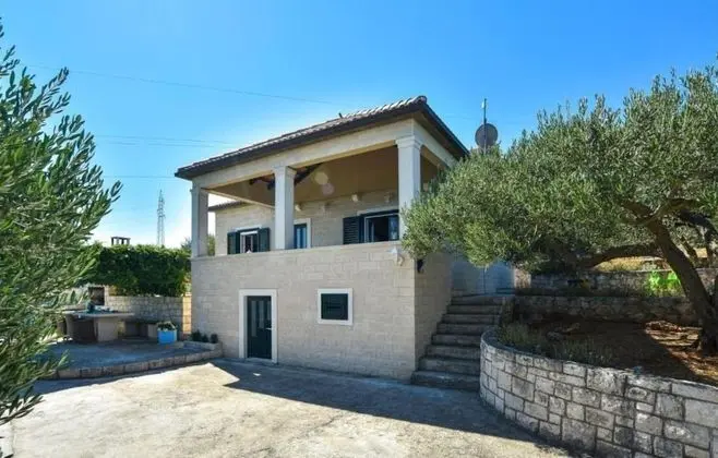 Ev (Ita - with pool and view - H(4+1))