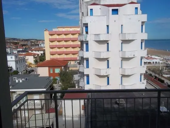 Tek Büyük veya İki Ayrı Yataklı Oda, Balkon