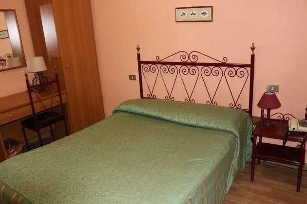 Üç Kişilik Oda