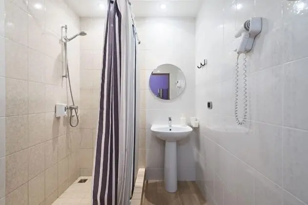 Standard Üç Kişilik Oda, Avlu Manzaralı