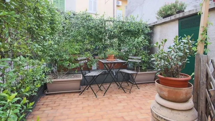 Apart Daire, 1 Yatak Odası, Mutfak, Avlu Manzaralı