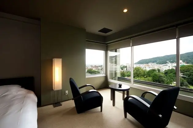 İki Ayrı Yataklı Oda, Köşe