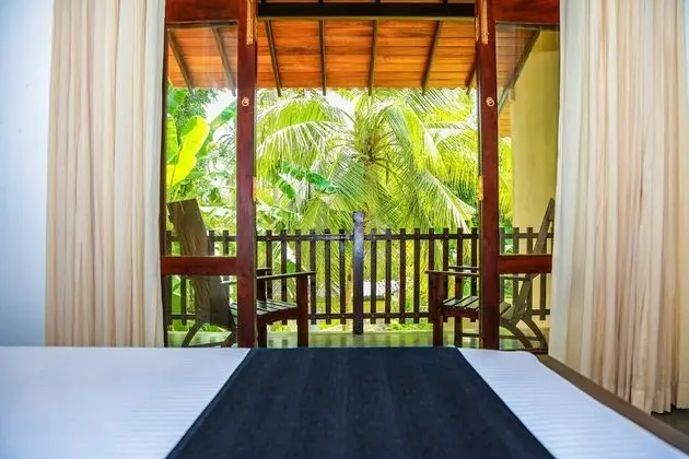 Deluxe Tek Büyük Yataklı Oda, Balkon, Bahçe Manzaralı