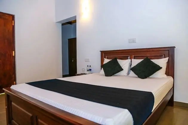 Deluxe Tek Büyük Yataklı Oda, Balkon, Bahçe Manzaralı