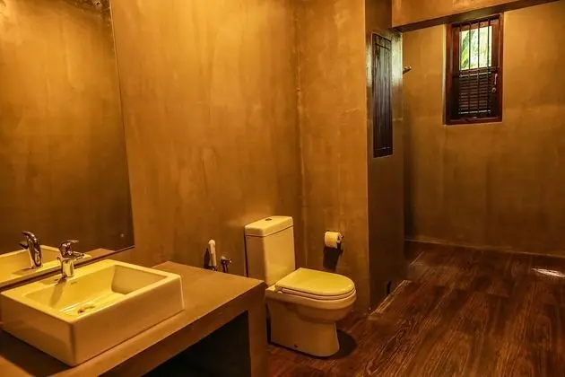 Deluxe Tek Büyük Yataklı Oda, Balkon, Bahçe Manzaralı