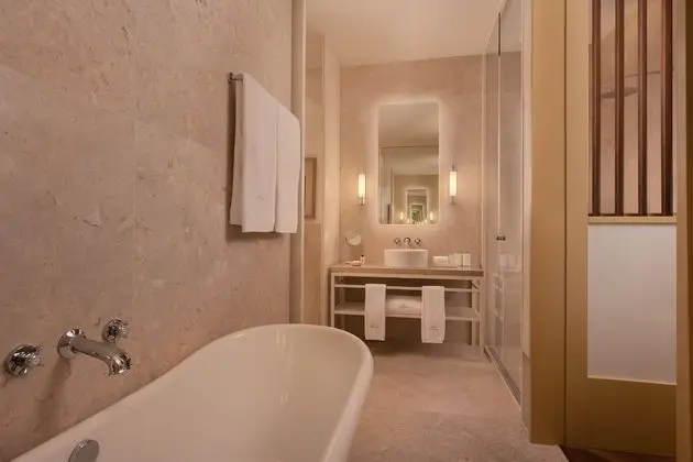 Superior Oda, 1 En Büyük (King) Boy Yatak, Sigara İçilmez, Avlu Manzaralı