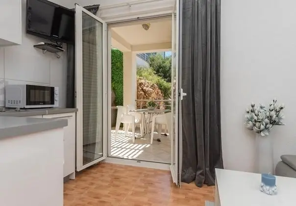 Apart Daire (Ivi - 100 m from pebble beach - A3(2+)