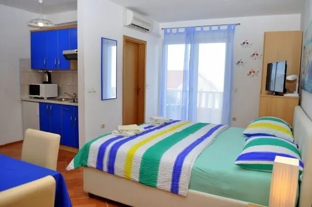 Stüdyo (Ivi - big parking and courtyard - SA6)