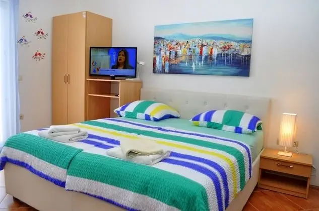 Stüdyo (Ivi - big parking and courtyard - SA6)