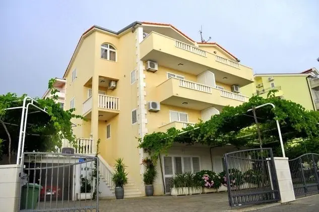 Stüdyo (Ivi - big parking and courtyard - SA6)