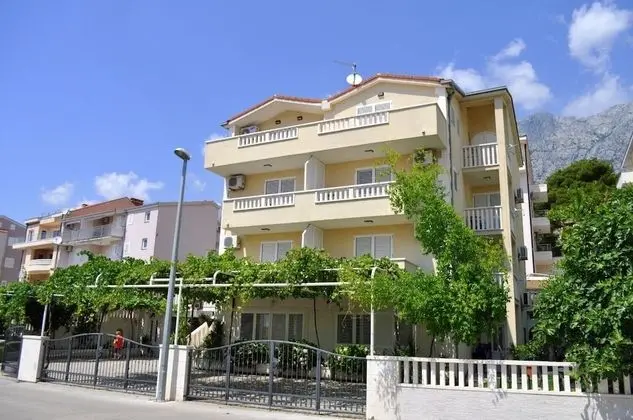 Stüdyo (Ivi - big parking and courtyard - SA6)