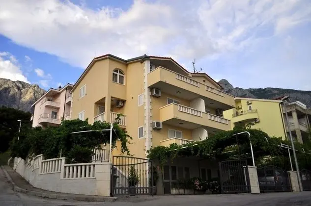 Stüdyo (Ivi - big parking and courtyard - SA6)
